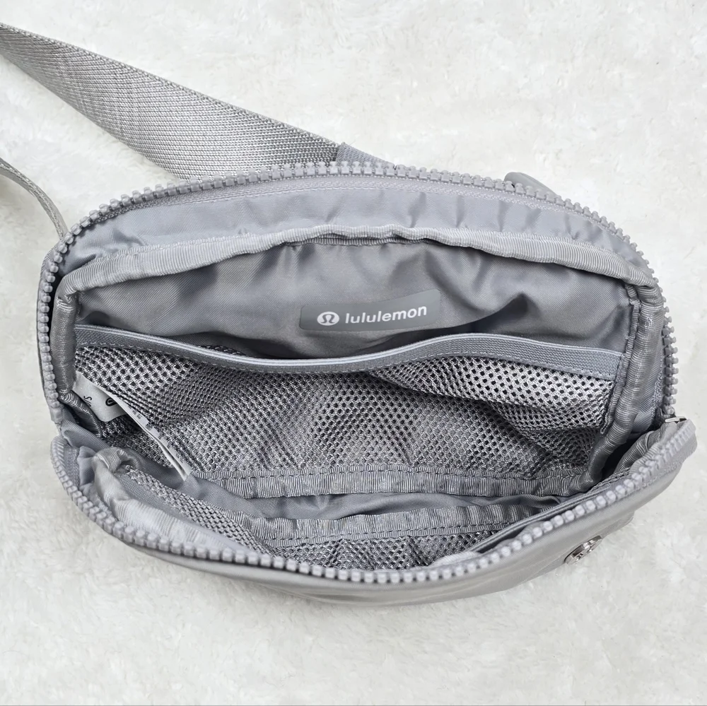 Lululemon Everyday Belt Crossbody Fanny Bag Silver Drop And White Logo 1L - Picture 5 of 12